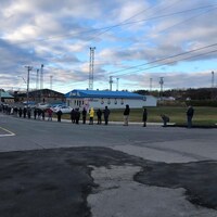 Des gens font la file pour un test de dépistage de la COVID-19 à l'aréna Inch Arran de Dalhousie, au Nouveau-Brunswick, le 25 octobre 2020.
