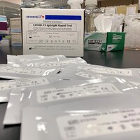 Des échantillons de test sont disposés sur un comptoir de laboratoire en Californie. 