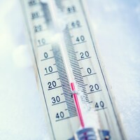 Un thermomètre affichant -20 degrés Celsius sur de la neige.