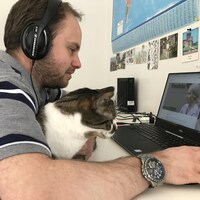 Thibault Jourdan et son chat devant un ordinateur.