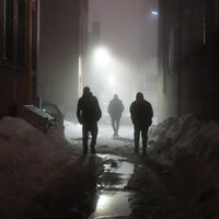 Trois hommes autochtones marchent dans une ruelle de Thunder Bay.