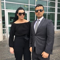 Une femme et un homme portant des lunettes fumées.