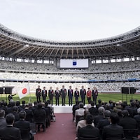 Les autorités japonaises présentés au podium.