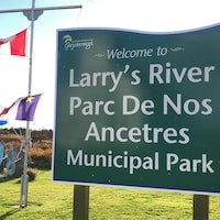 Un panneau dit Larry’s River Parc de Nos Ancêtres.