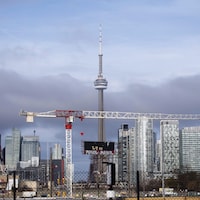 Point de vue sur le centre-ville de Toronto avec des constructions au premier plan 