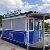 Une cabine d'information touristique à l'Esplanade Riel, à Winnipeg. 