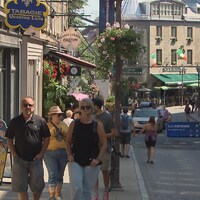 Des touristes déambulent sur la rue Saint-Jean