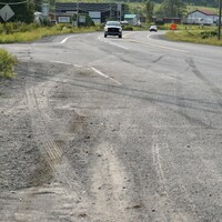 Des traces de pneu sont visibles sur la route.