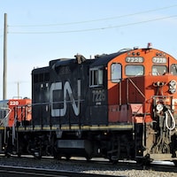 Une locomotive du CN sur un chemin de fer.