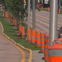 Des cônes orange sur le boulevard Talbot à Chicoutimi.
