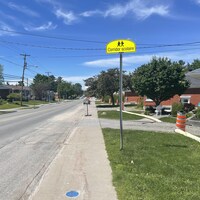 Des cônes de signalisation sont placés le long d'une route. 