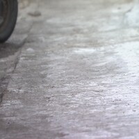 Un trottoir  recouvert d'une épaisse couche de glace.