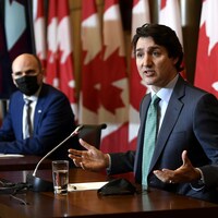 Justin Trudeau, Jean-Yves Duclos et Chrystia Freeland participent à une conférence de presse. 