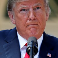 Gros plan sur le visage de Donald Trump.