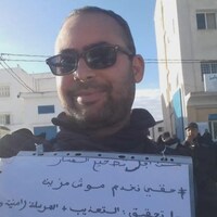 Le blogueur et activiste Anis Mabrouki lors d'une manifestation en banlieue de Tunis.