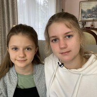 Deux jeunes filles ukrainiennes posent pour la caméra.