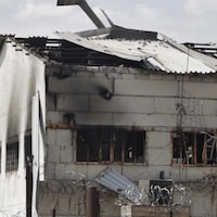 Une baraque détruite par un bombardement en Ukraine.