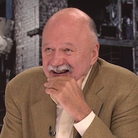 Andreï Kourkov sourit à Patrice Roy sur le plateau du Téléjournal.