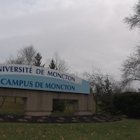 L'entrée du campus universitaire de l'Université de Moncton. 