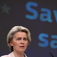 Ursula von der Leyen parle lors d'une réunion de la Commission européenne.