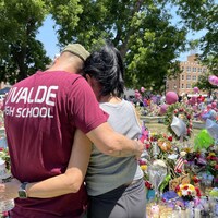 Des résidents d'Uvalde au Texas, se recueillent devant le mémorial aux victimes de la fusillade à l'école primaire Robb de la municipalité.