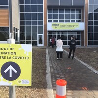 Des citoyens attendent à l'extérieur du Centre Mario-Tremblay.