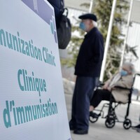 Une file d'aînés devant une clinique de vaccination.