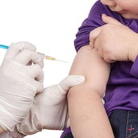 Un enfant est sur le point de recevoir un vaccin.