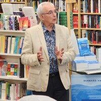 Bernard Vachon parle devant l'audience lors du lancement de son livre dans une librairie. 