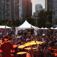 Un musicien devant une foule à Vancouver. 