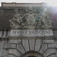 L'entrée du musée avec écrit, en italien, « Musée Vatican » et une sculpture.