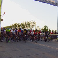 Des cyclistes sur une ligne de départ lors d'une compétition.