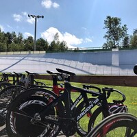 Des vélos au centre de la piste du vélodrome de Bromont