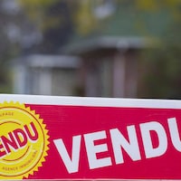 Une affiche vendu devant une maison
