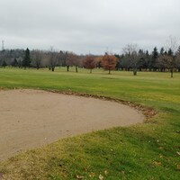 Un terrain de golf en automne.