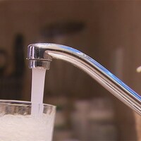 Verre d'eau et robinet.