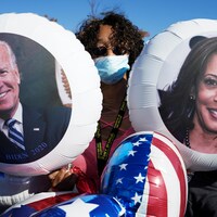 Des ballons à l'effigie de Joe Biden et Kamala Harris.