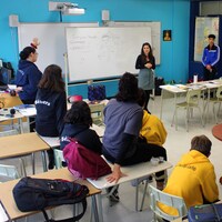 Un groupe de jeunes de l'école Henri-Bourrassa à Montréal-Nord écoutent leur animatrice de vie spirituelle et d'engagement communautaire.