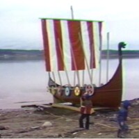 Un bateau inspiré d'un drakkar viking sur les rives du lac Saint-Jean.