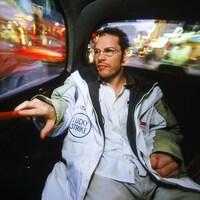 Jacques Villeneuve assis dans une voiture de tourisme.
