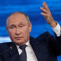 Le président russe Vladimir Poutine parlant au micro.