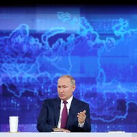 Le président russe Vladimir Poutine sur le plateau d'une émission de télévision.