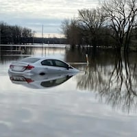 Une voiture en partie submergée par les eaux. 