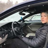 Sabrina Venne est assise au volant de sa voiture.