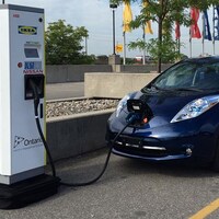 Une borne de recharge pour voitures électriques à Toronto.