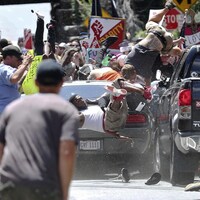 Un véhicule fonce dans la foule lors d'une manifestation antiraciste à Charlottesville, dans l'État de la Virginie, faisant plusieurs blessés