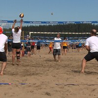 Des participants en action au tournoi Volley-Soleil de Sept-Îles