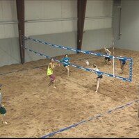 Du volleyball de plage à l'intérieur à Dieppe