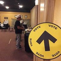 Un électeur autochtone dans un bureau de vote.