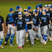 Les Ducs de Longueuil se tapent la main.